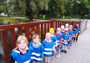 Dzieci stoją na mostku